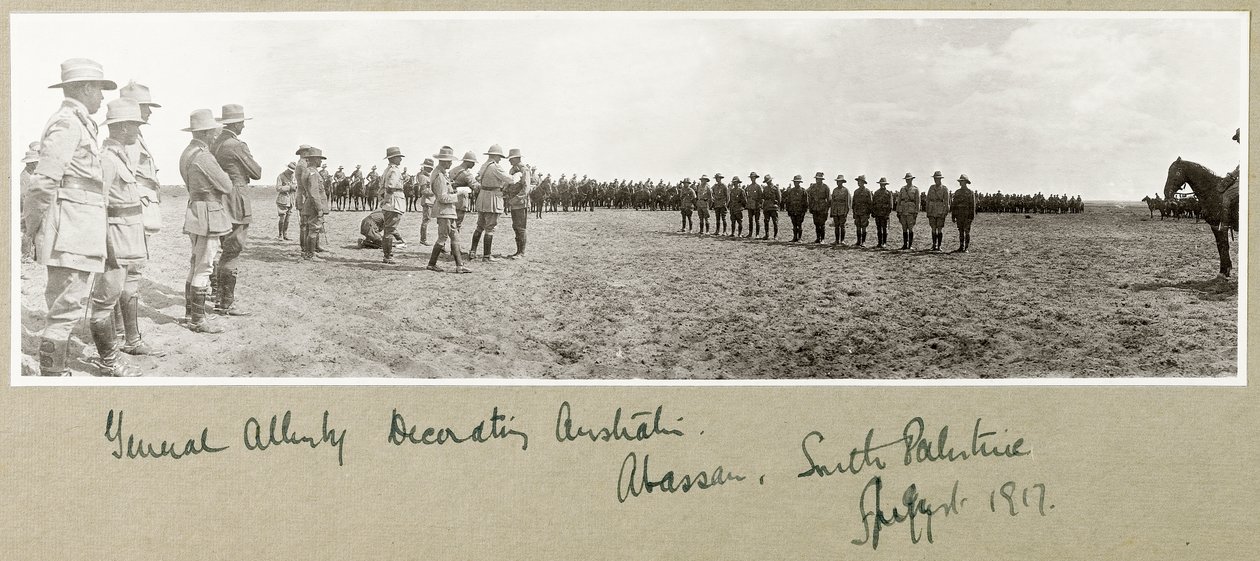 Generál Allenby dekoruje australské jednotky v Abassanu, Jižní Palestina, srpen 1917 od Capt. Arthur Rhodes