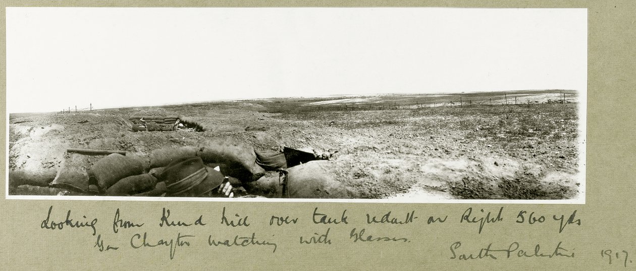 Generál Chaytor sleduje ze zákopů s brýlemi, 1917 od Capt. Arthur Rhodes