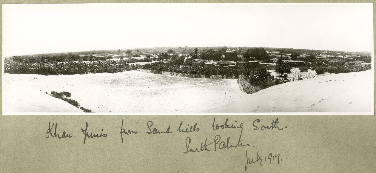 Khan Yunis z písečných kopců při pohledu na jih, Jižní Palestina, červenec 1917 od Capt. Arthur Rhodes