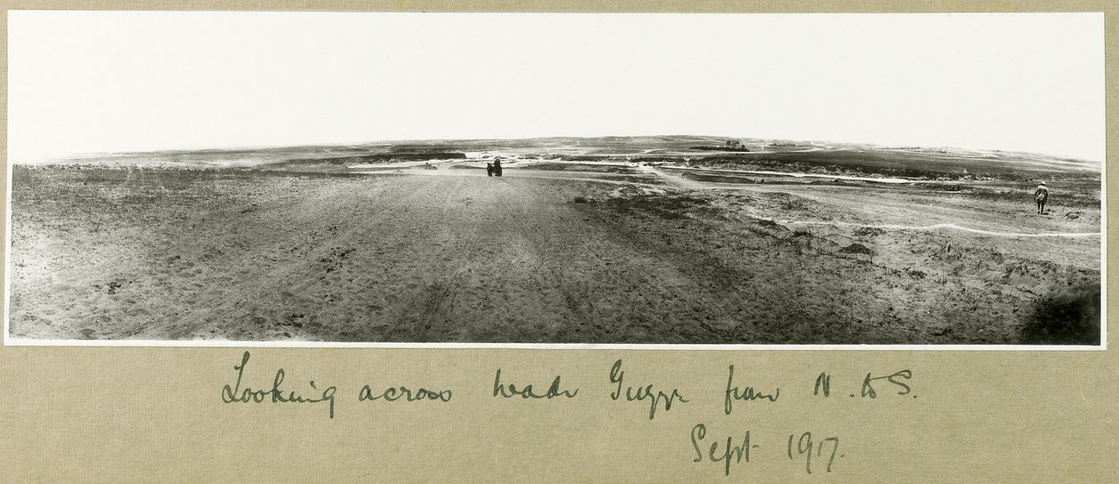 Pohled na Wadi Guzzeh ze severu na jih, září 1917 od Capt. Arthur Rhodes