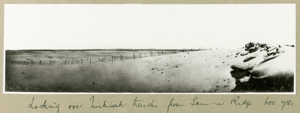 Pohled přes turecké zákopy ze Samson Ridge, září 1917 od Capt. Arthur Rhodes