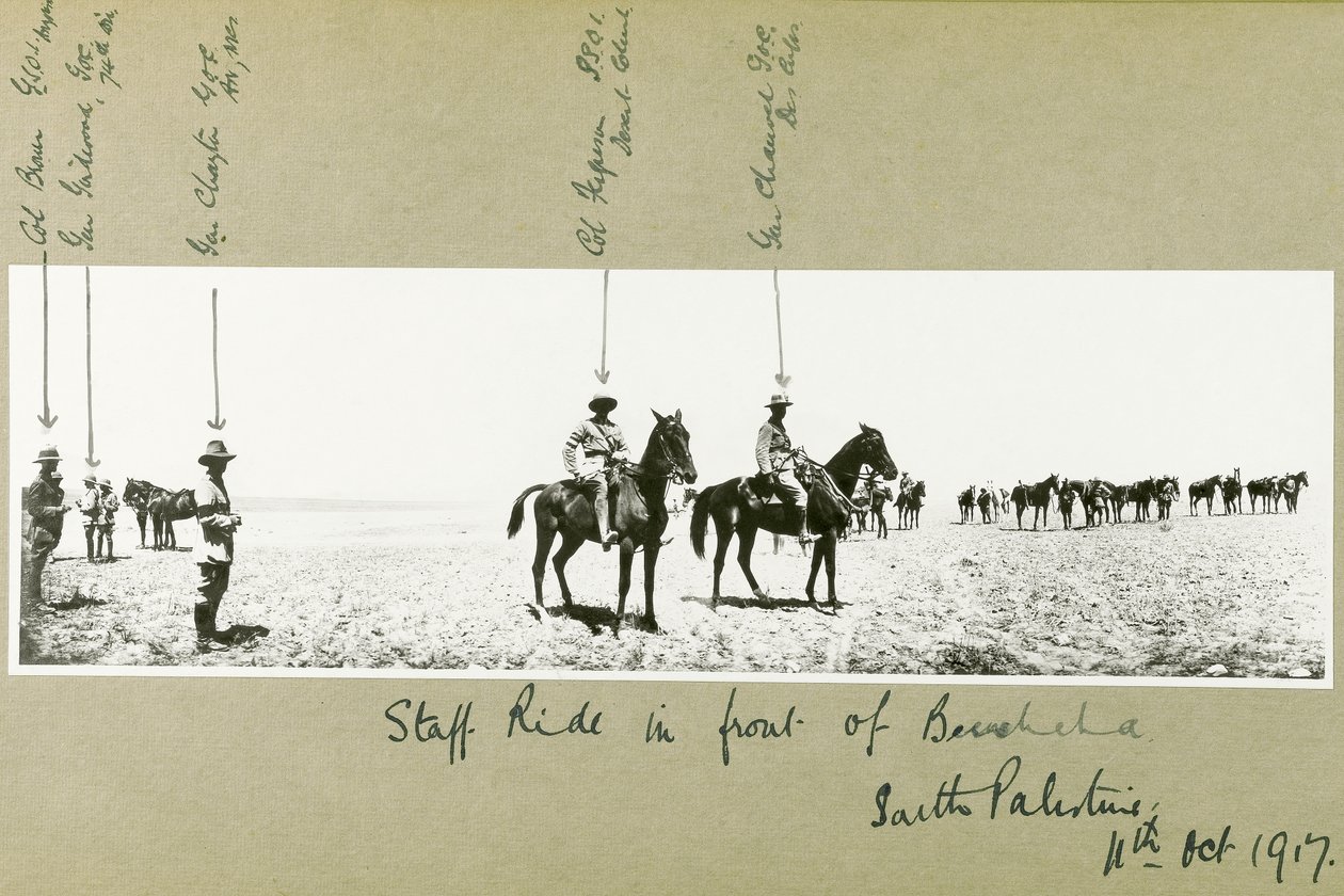 Jízda štábu před Beershebou, Jižní Palestina, říjen 1917 od Capt. Arthur Rhodes