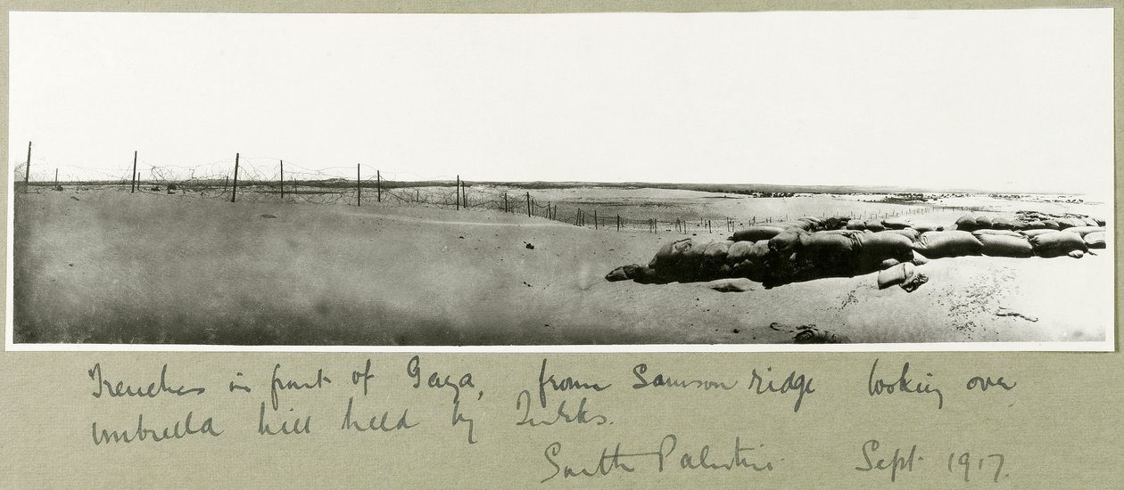 Zákopy před Gazou, od Samson Ridge při pohledu přes Umbrella Hill, září 1917 od Capt. Arthur Rhodes