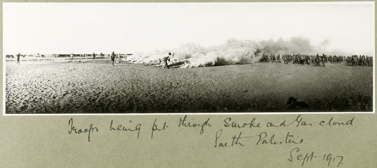 Vojska prochází oblakem kouře a plynu, Jižní Palestina, září 1917 od Capt. Arthur Rhodes