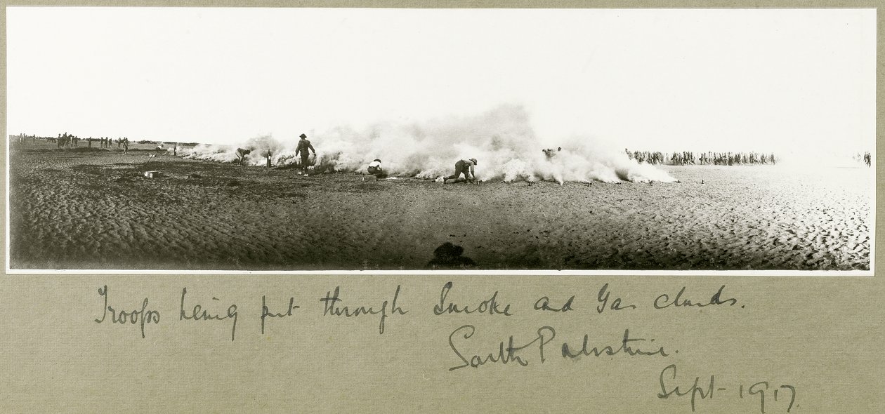 Vojáci procházejí kouřem a plynovým mrakem, jižní Palestina, září 1917 od Capt. Arthur Rhodes