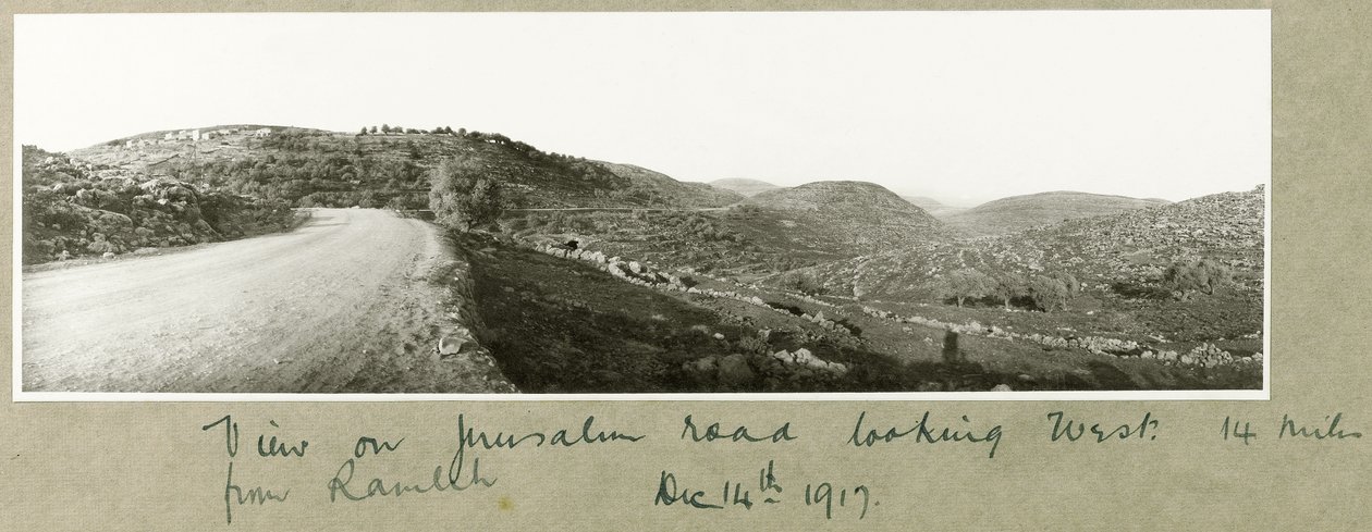 Pohled na Jerusalem Road při pohledu na západ od Ramleh, 14. prosince 1917 od Capt. Arthur Rhodes