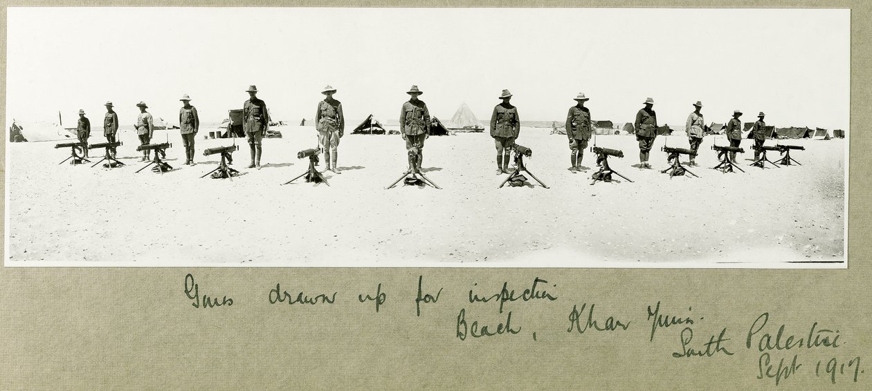 Zbraně připravené k inspekci na pláži, Khan Yunis, září 1917 od Capt. Arthur Rhodes
