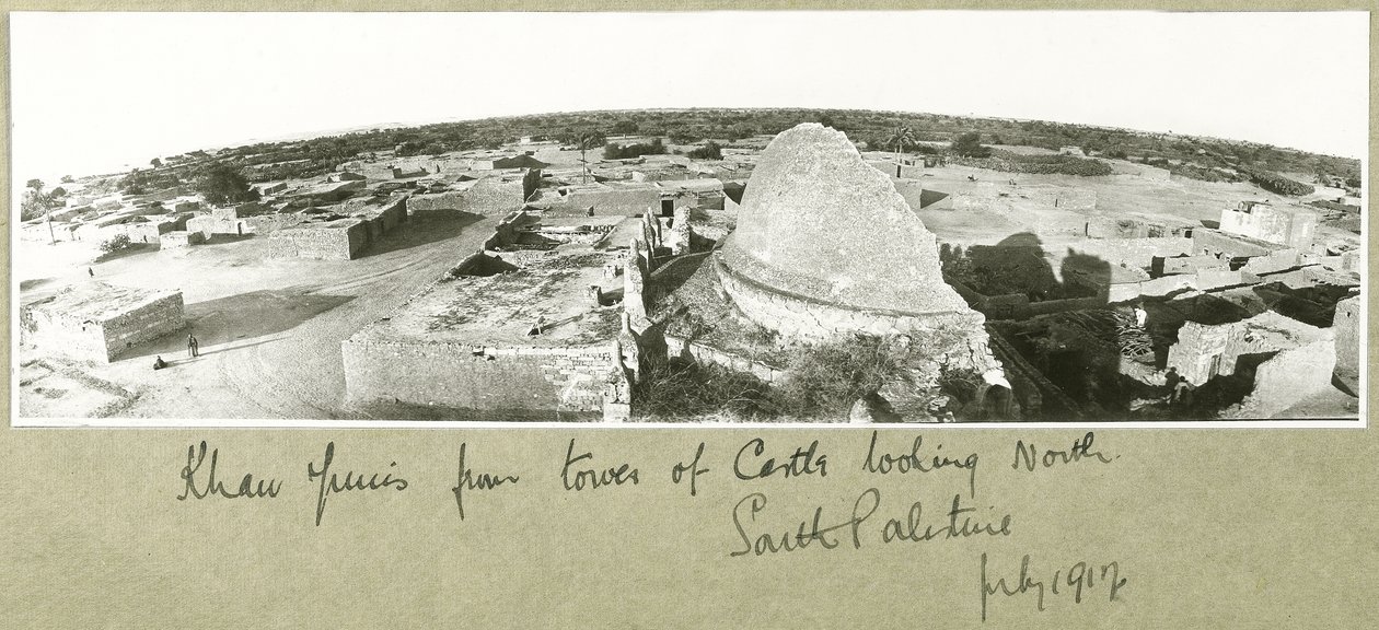 Khan Yunis z hradní věže, Jižní Palestina, červenec 1917 od Capt. Arthur Rhodes