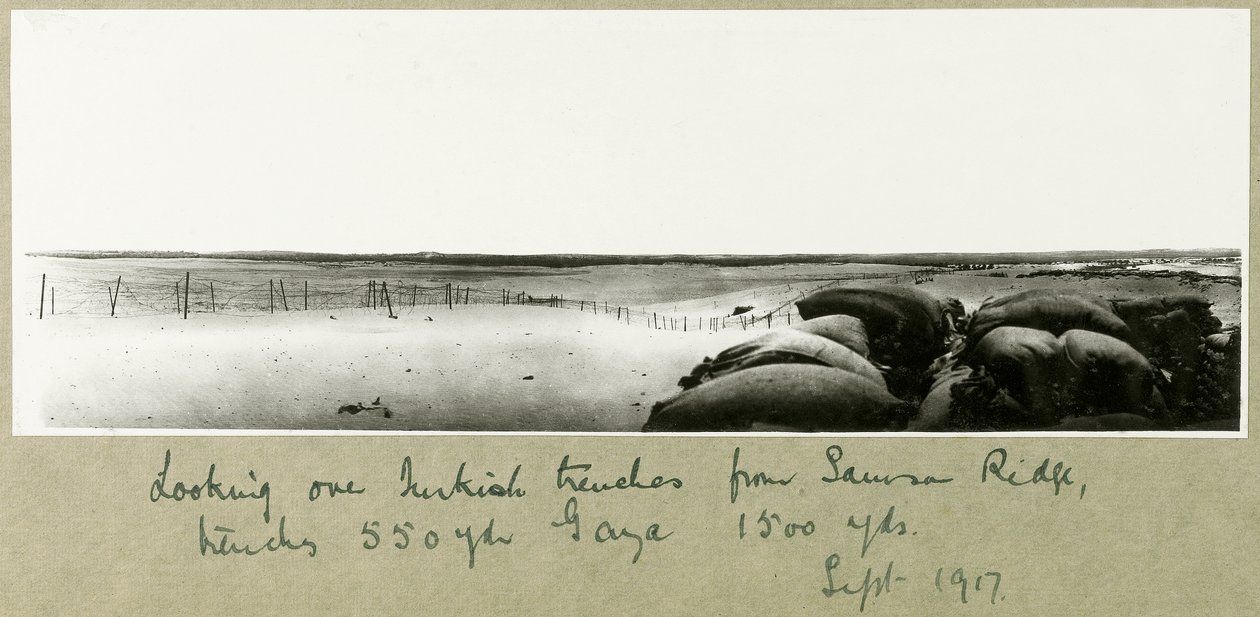 Pohled přes turecké zákopy ze Samson Ridge, září 1917 od Capt. Arthur Rhodes