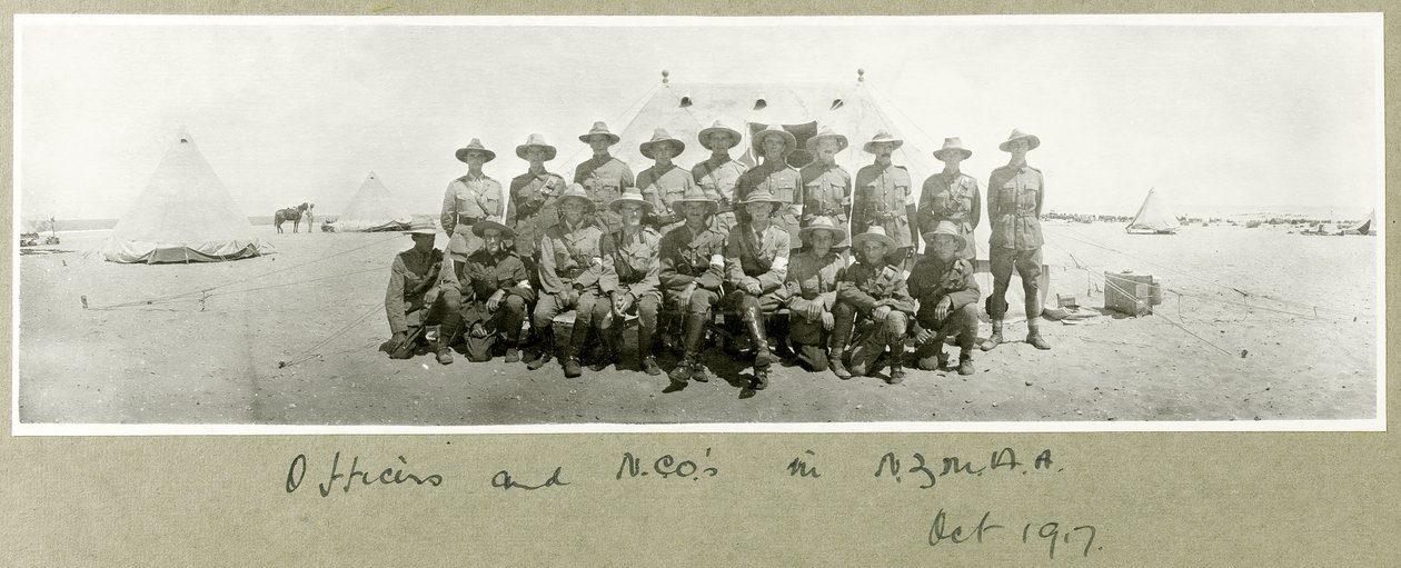 Důstojníci a poddůstojníci v N.Z.M.A.A., říjen 1917 od Capt. Arthur Rhodes
