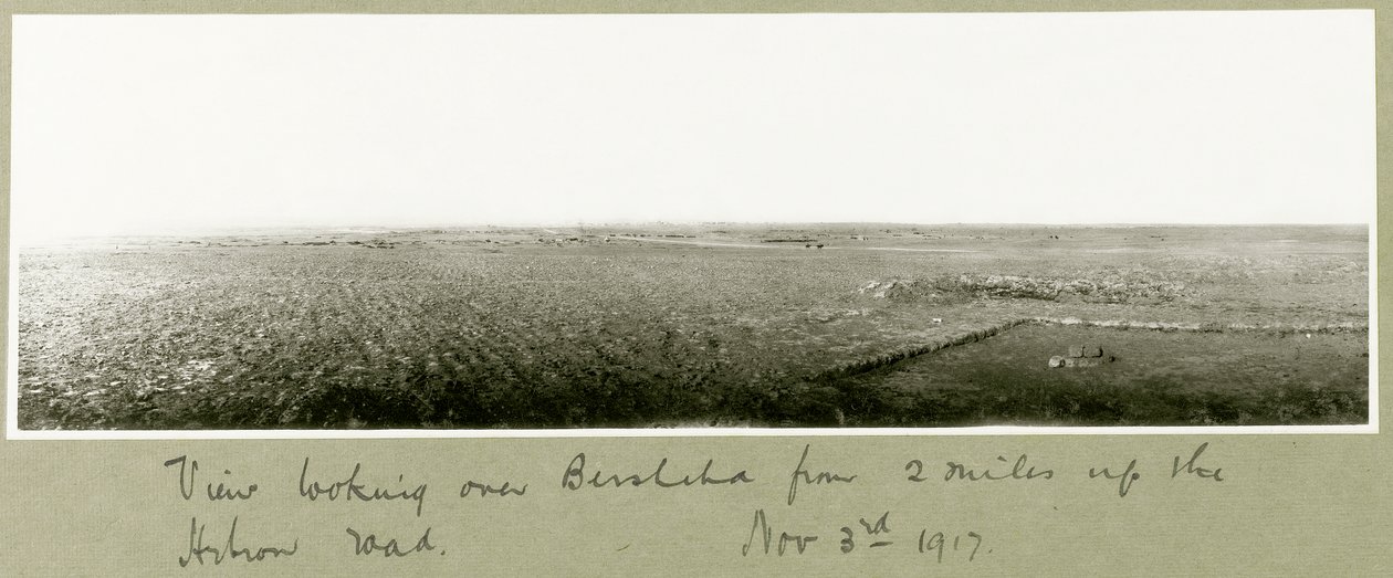 Pohled na Beershebu ze dvou mil po Hebron Road, 3. listopadu 1917 od Capt. Arthur Rhodes
