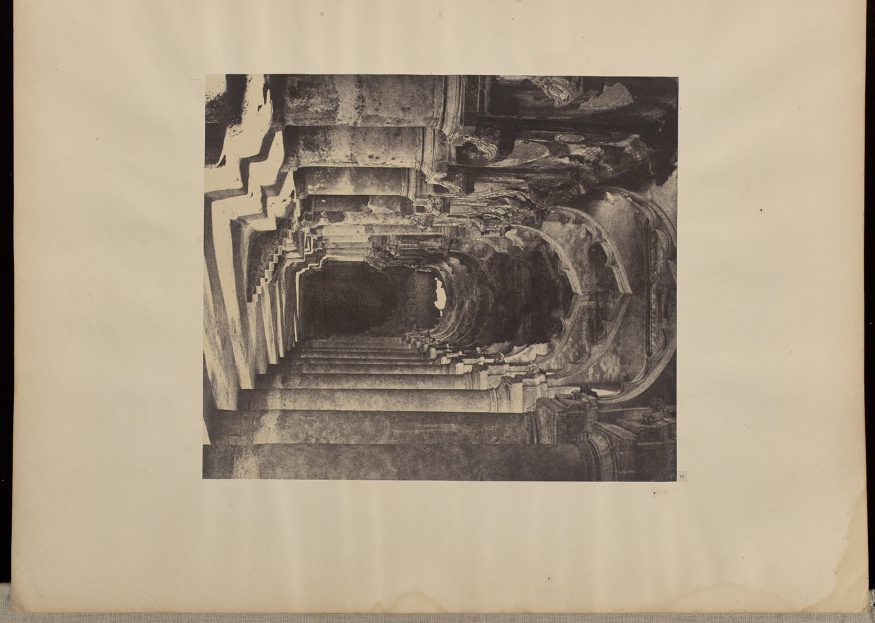 [Madura. Palác [Trimul Naik], Vista v podloubí čtyřúhelníku. od Capt. Linnaeus Tripe