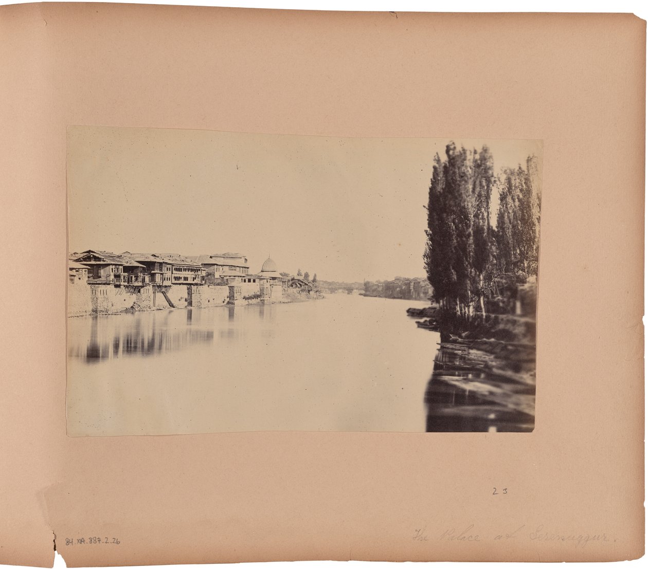 Palác atd., od 1. mostu - Srinugur od Capt. Melville Clarke