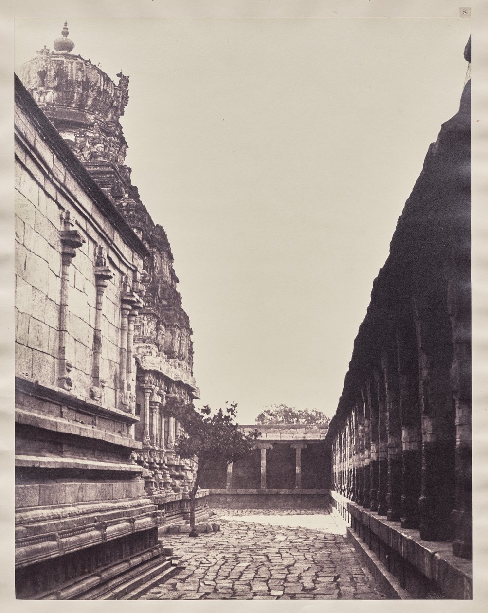 Perumal Temple Vimana z Corner of Court, Madurai od Captain Linnaeus Tripe