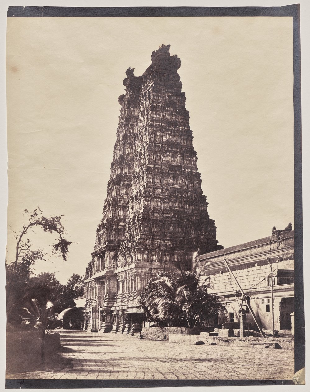 Západní brána (Gopuram) chrámu Meenakshi Sundareshwar, Madurai od Captain Linnaeus Tripe
