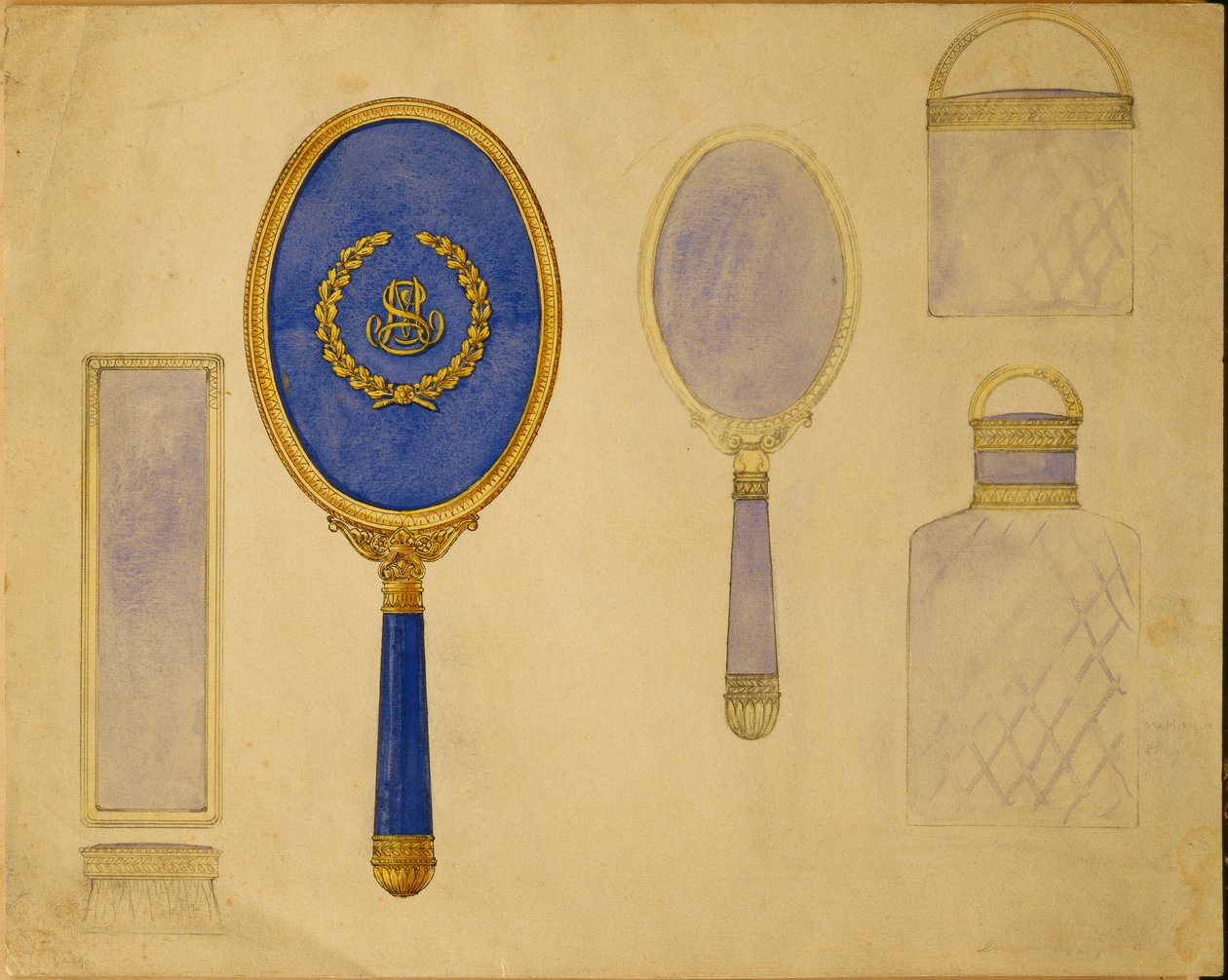 Výběr návrhů z domu Carla Faberge včetně oválného ručního zrcátka, menšího zrcátka a dvou upevněných lahví od Carl Fabergé