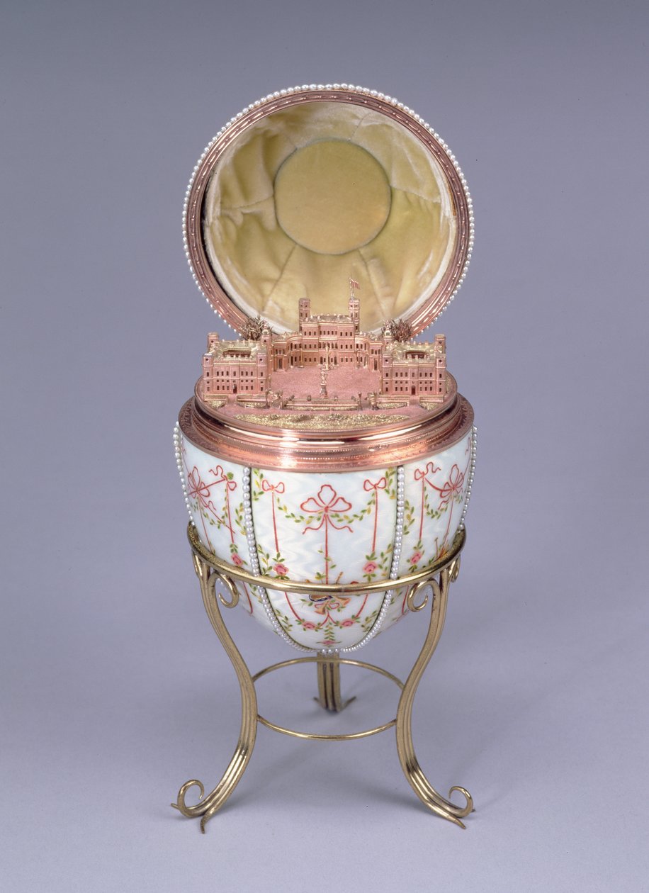 Gatchina Palace Egg, vyrobený Michailem Perkhinem (fl. 1884-1903) 1901 (zlato, smalt a semínkové perly) od Carl Fabergé