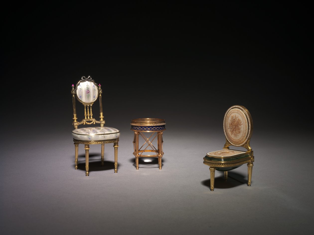 Miniaturní křeslo, kompas a miniaturní bidet od Carl Fabergé