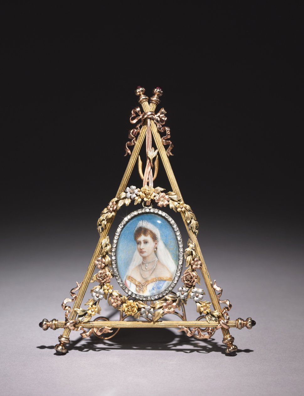 Trojúhelníkový rám s portrétem carevny Alexandry Fjodorovny, 1896-1908 od Carl Fabergé