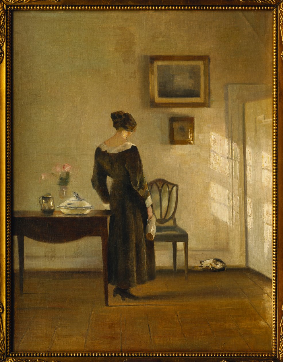 Interiér se ženou krmící kočku (olej na plátně) od Carl Holsoe