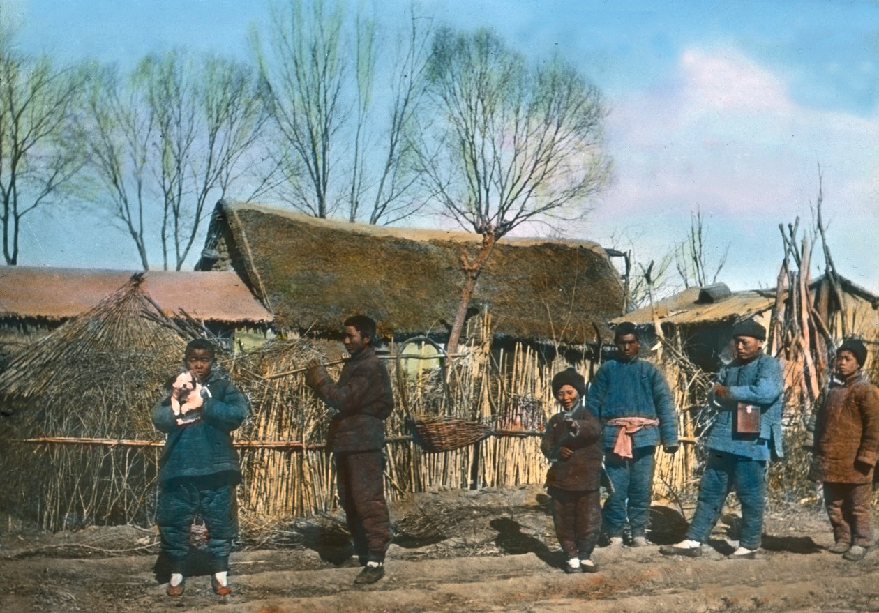 Čína, Číňané ve vesnici, datum snímku: kolem roku 1920, Carl Simon Archive od Carl Simon