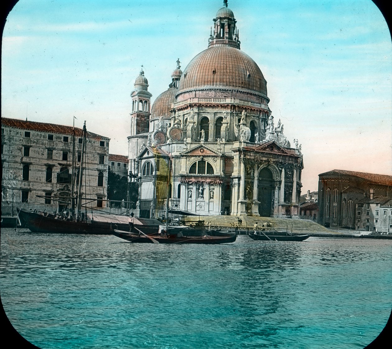 Itálie, Benátky, pohled na baziliku Santa Maria della Salute, známou také jako bazilika Panny Marie Zdravotní, oblast Dorsoduro, datum pořízení snímku: kolem roku 1910. Archiv Carla Simona od Carl Simon