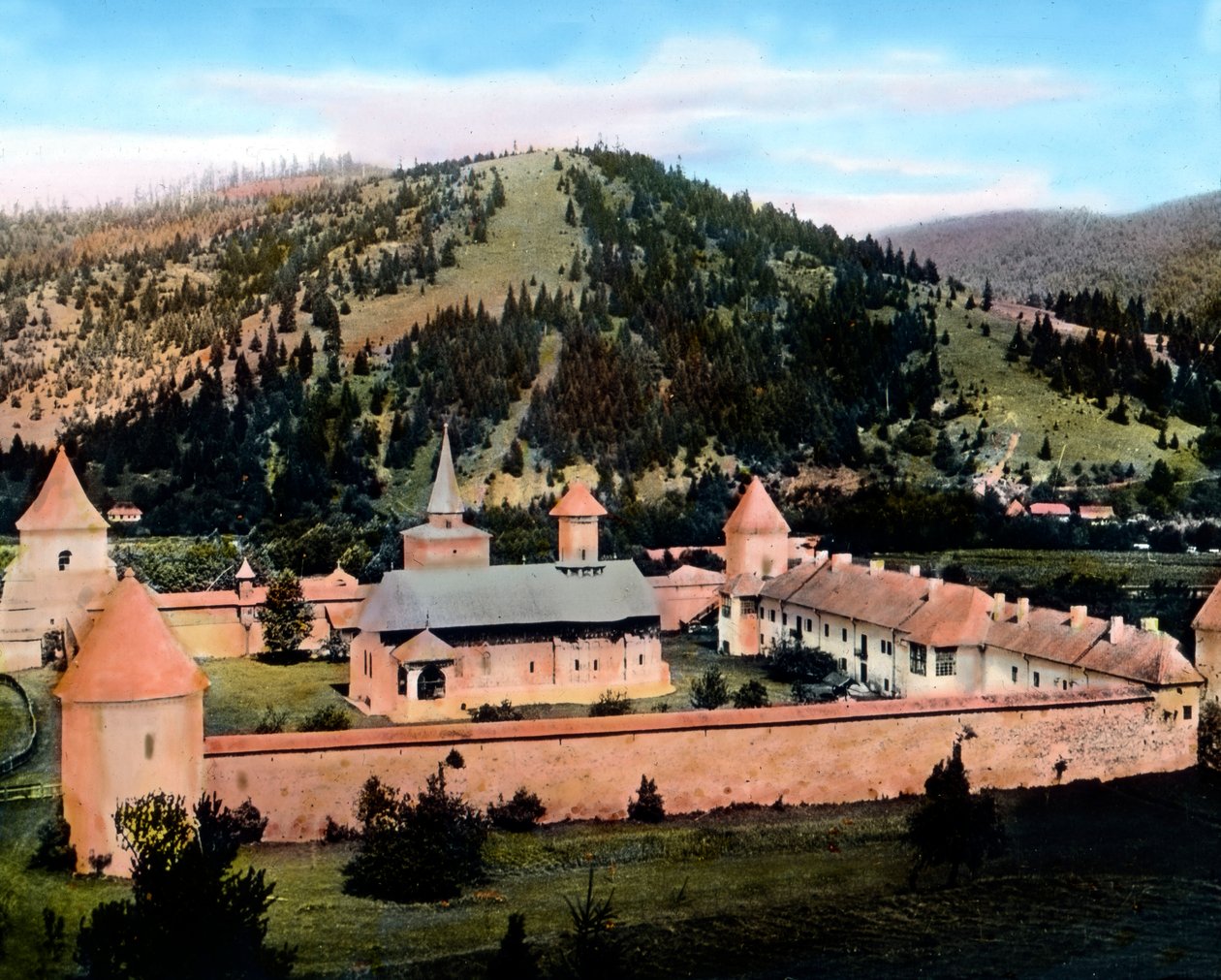 Rumunsko, Bukovina, klášter Sucevita v údolí říčky Sucevita, datum snímku: kolem roku 1920. Archiv Carla Simona od Carl Simon