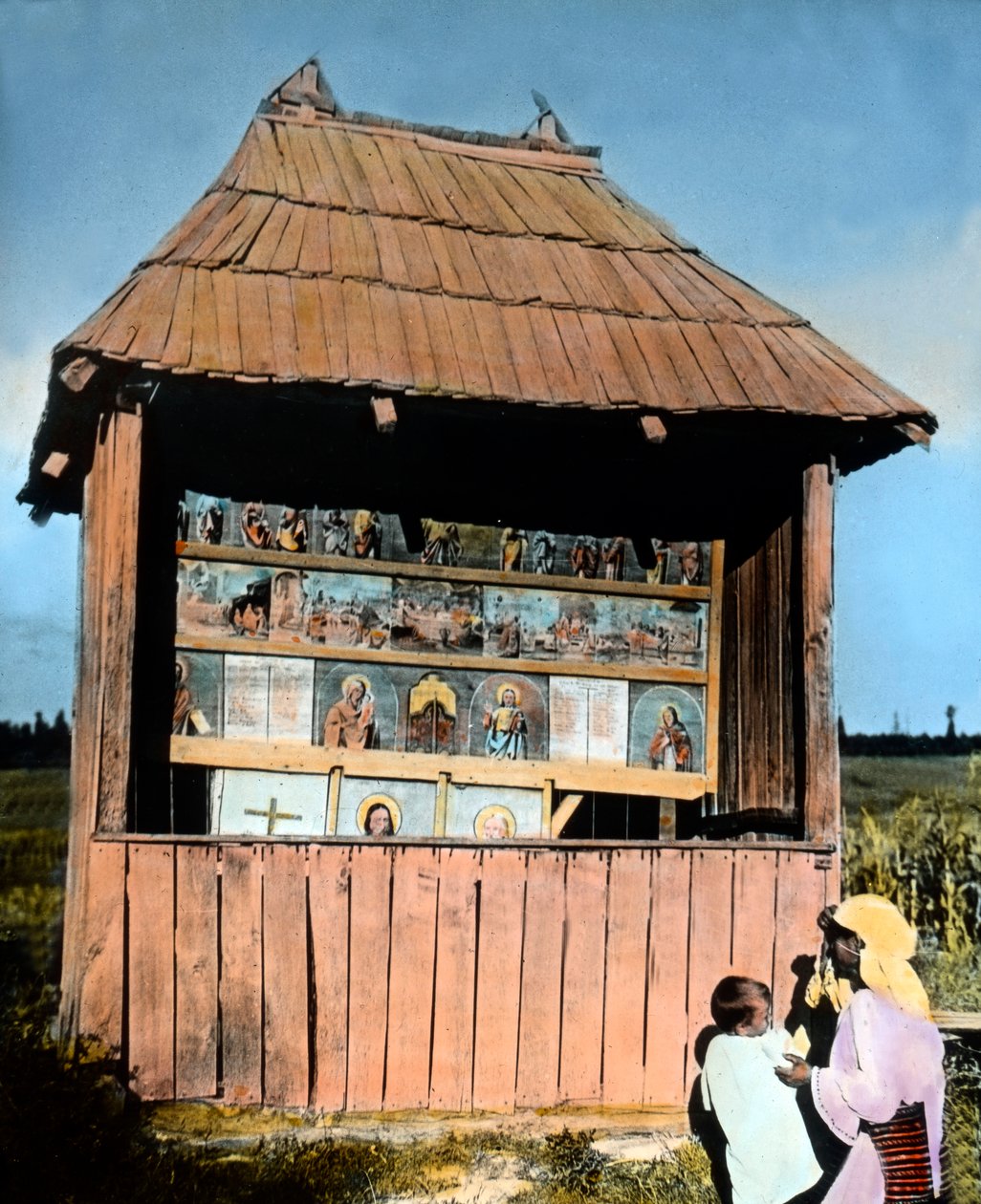 Rumunsko, Bukovina, matka s dítětem před kapličkou s obrázky svatých, datum snímku: kolem roku 1920. Archiv Carla Simona od Carl Simon