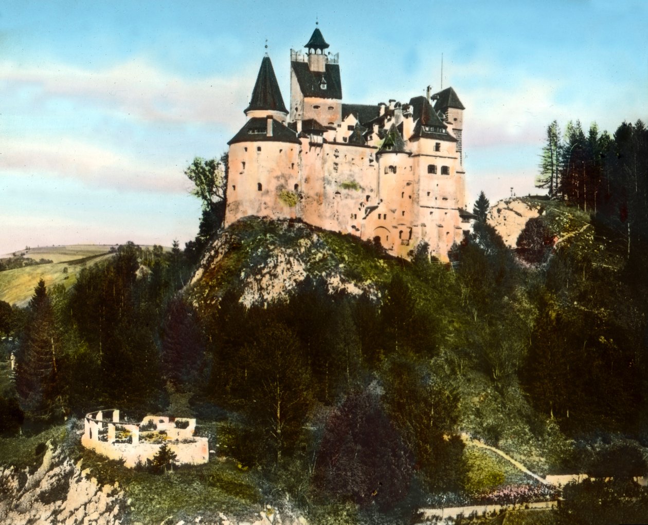 Rumunsko, Transylvánie, hrad Bran (známý jako Drákulův hrad) u vesnice Bran a města Brašov, datum pořízení snímku: kolem roku 1920. Archiv Carla Simona od Carl Simon