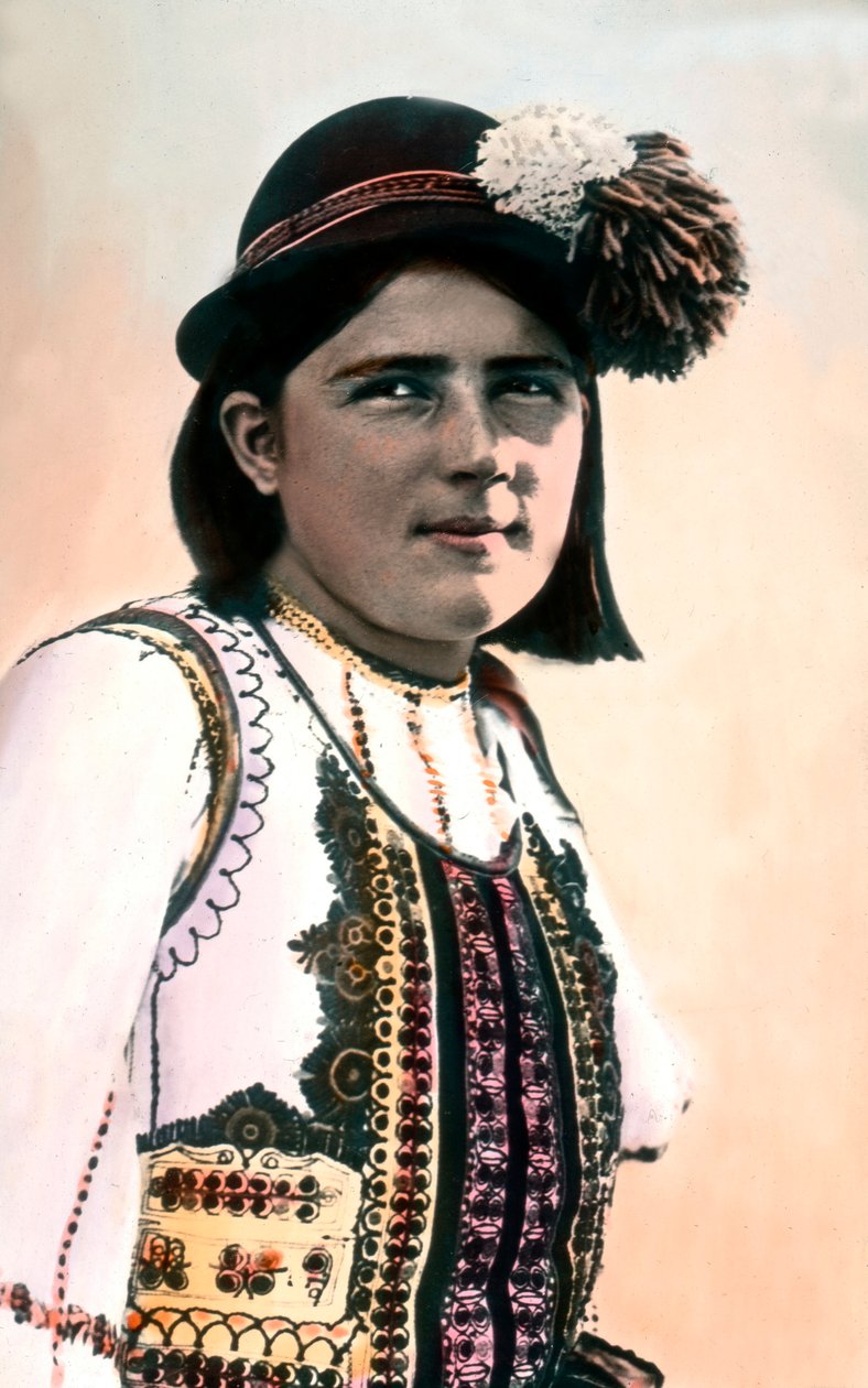Rumunsko, portrét dívky v tradičním kroji, datace snímku: kolem roku 1920. Archiv Carla Simona od Carl Simon