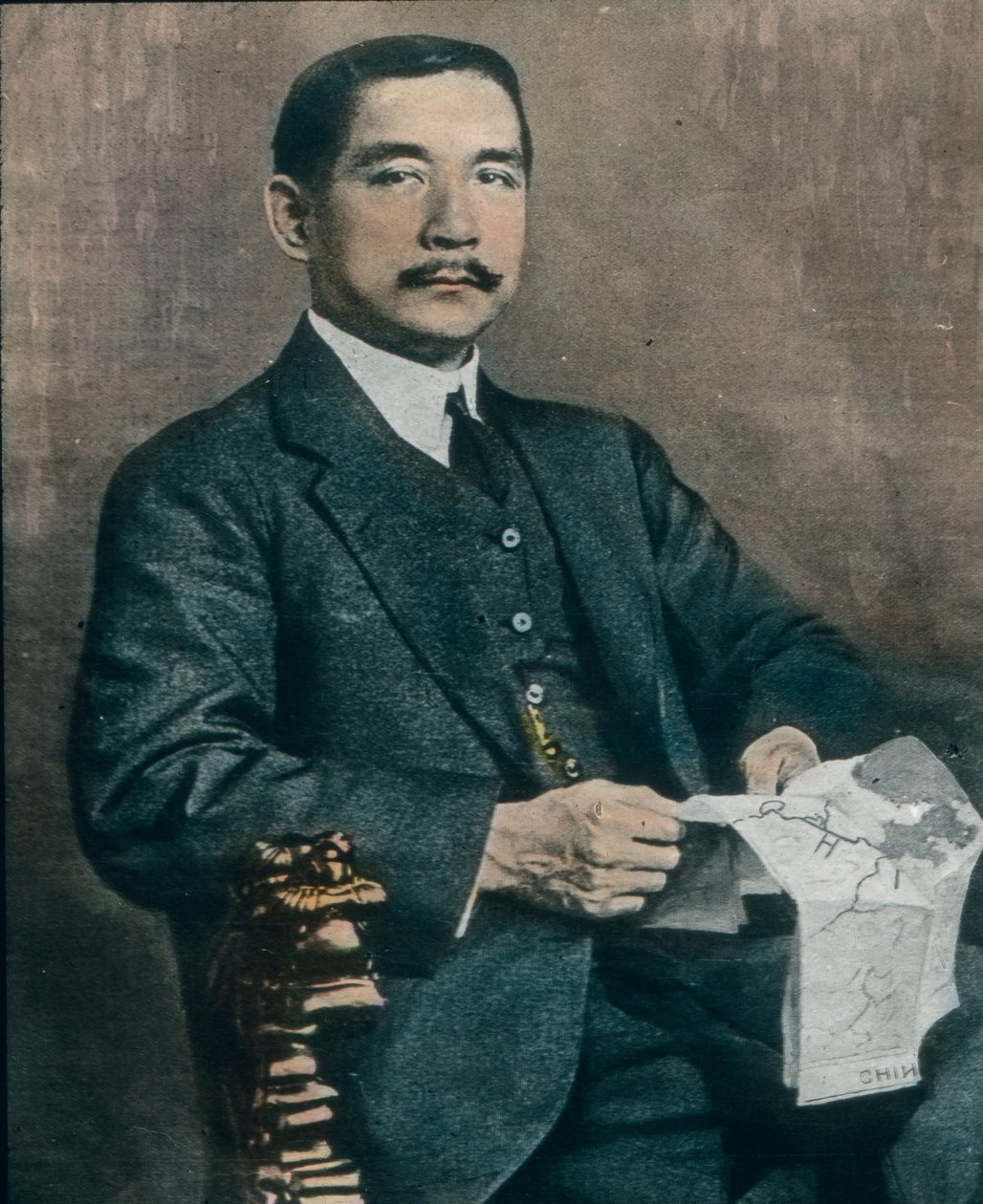 portrét Sun Yat-sena (1906-1967), prvního prezidenta Čínské republiky, cca 1912 (foto) od Carl Simon