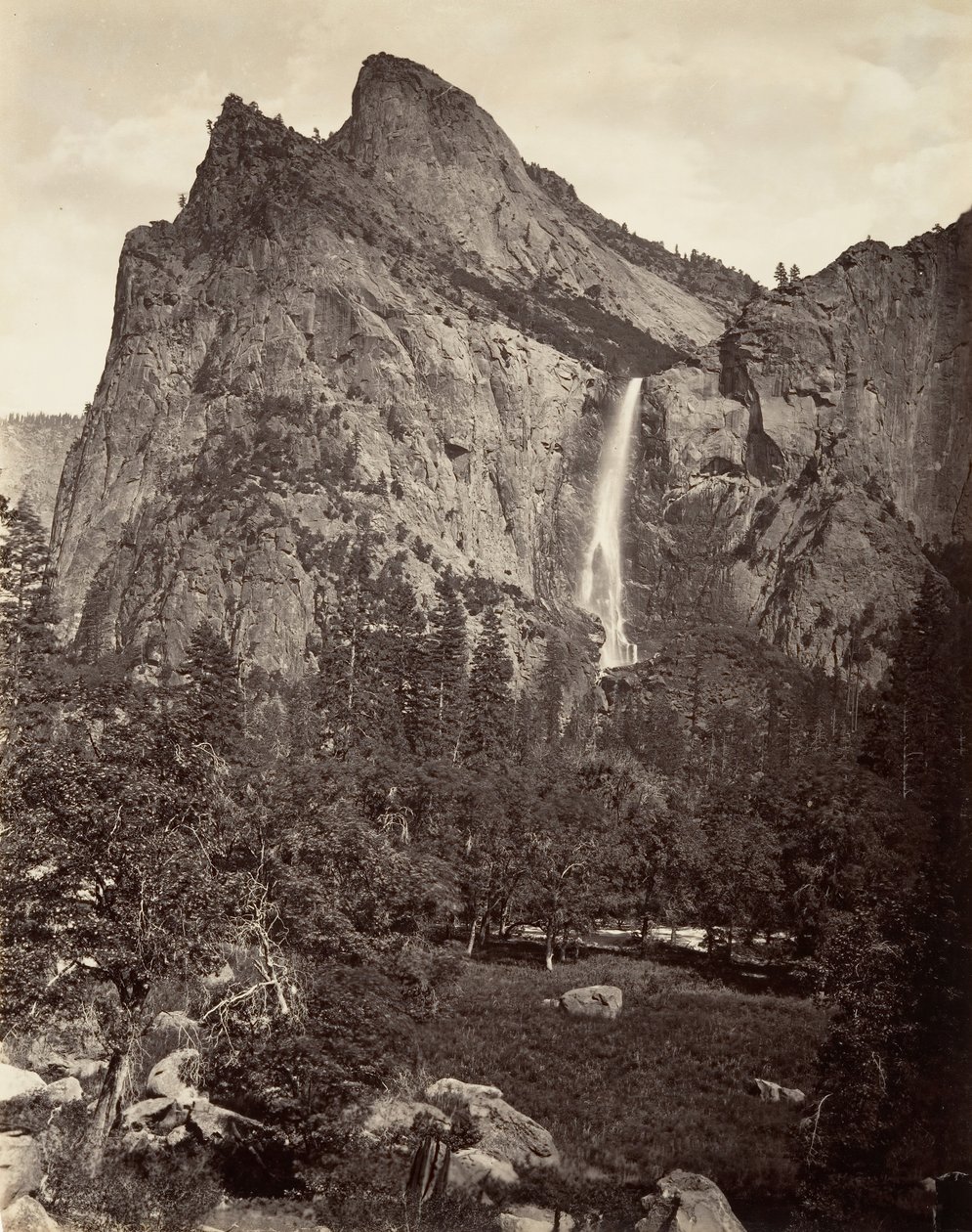 Svatební závoj Fall, 940 stop, Yosemite, ca. 1872, vytištěno ca. 1876. od Carleton E. Watkins.