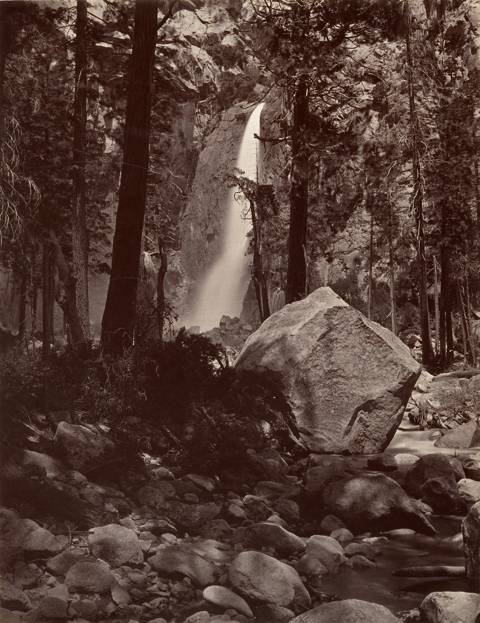 Dolní Yosemitský vodopád, 1600 stop, ca. 1872, vytištěno ca. 1876. od Carleton E. Watkins.