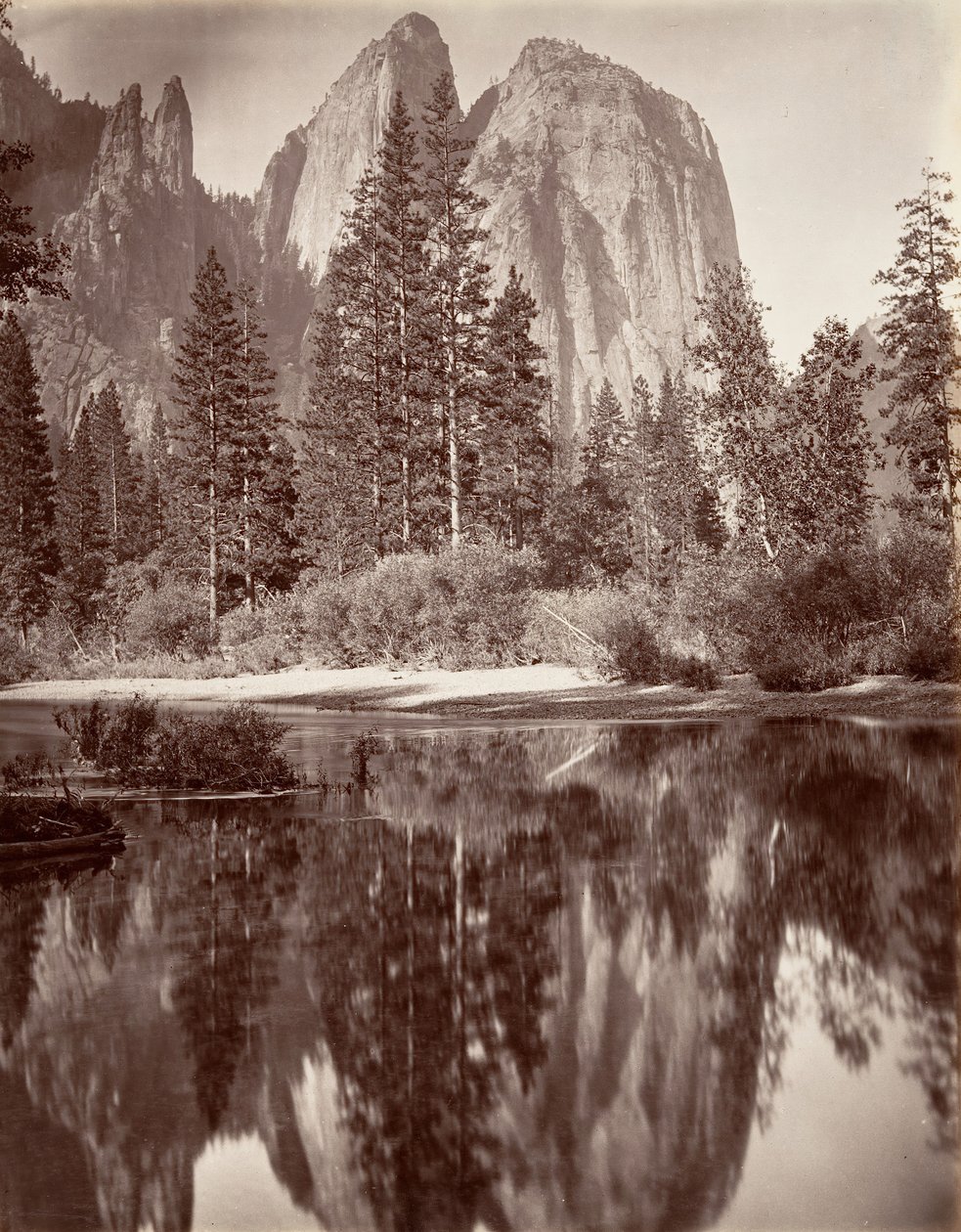 Zrcadlový pohled na Cathedral Rocks, Yosemite, ca. 1872, vytištěno ca. 1876. od Carleton E. Watkins.