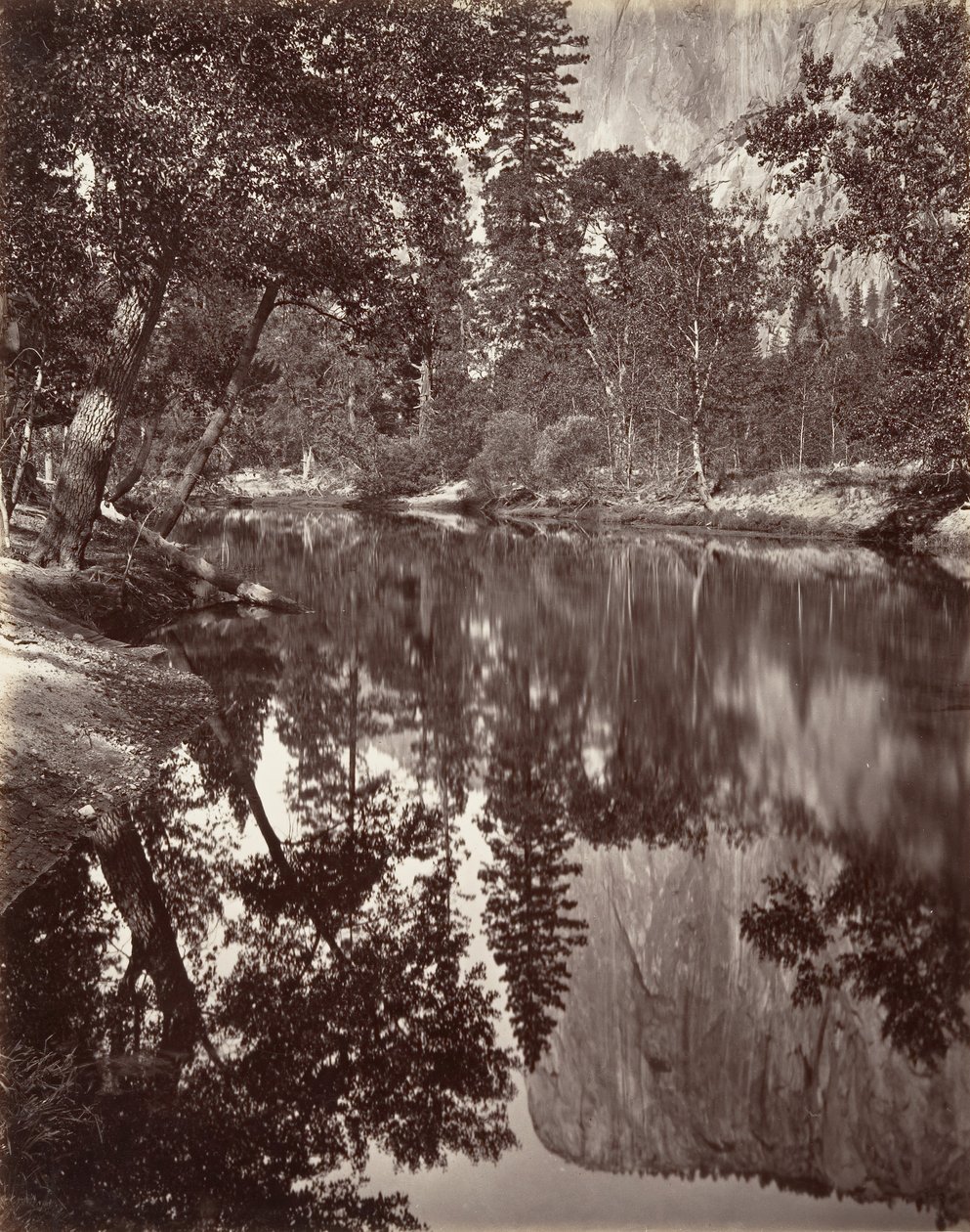 Zrcadlový pohled na El Capitan, Yosemite, ca. 1872, vytištěno ca. 1876. od Carleton E. Watkins.