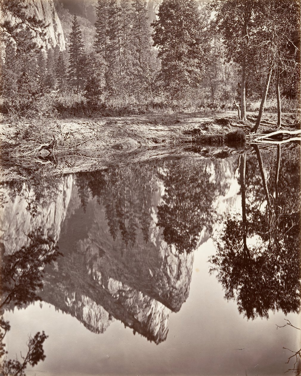 Zrcadlový pohled na tři bratry, Yosemite, ca. 1872, vytištěno ca. 1876. od Carleton E. Watkins.