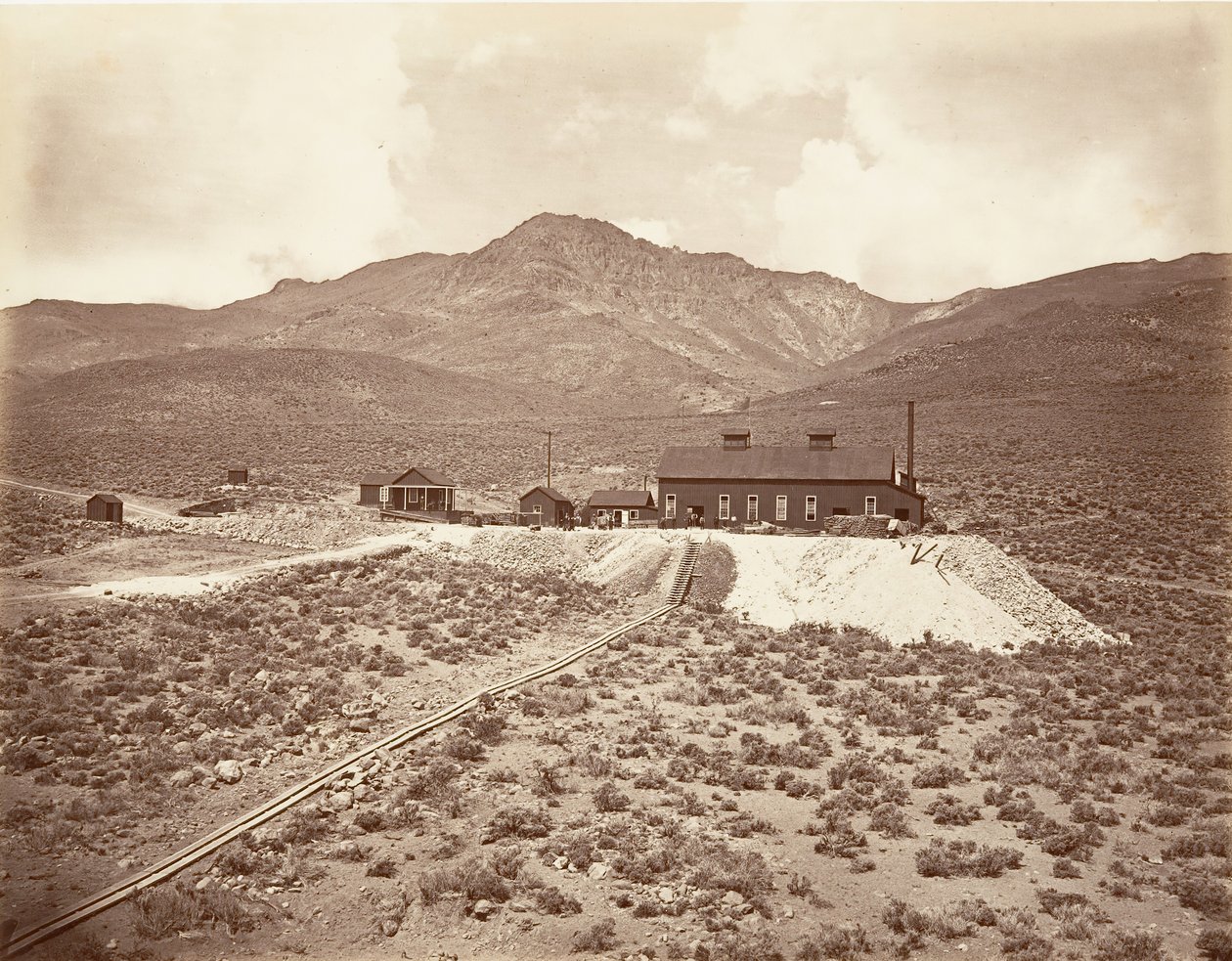 Buildings of Sutro Tunnel, 1875, vytištěno ca. 1876. od Carleton Emmons Watkins