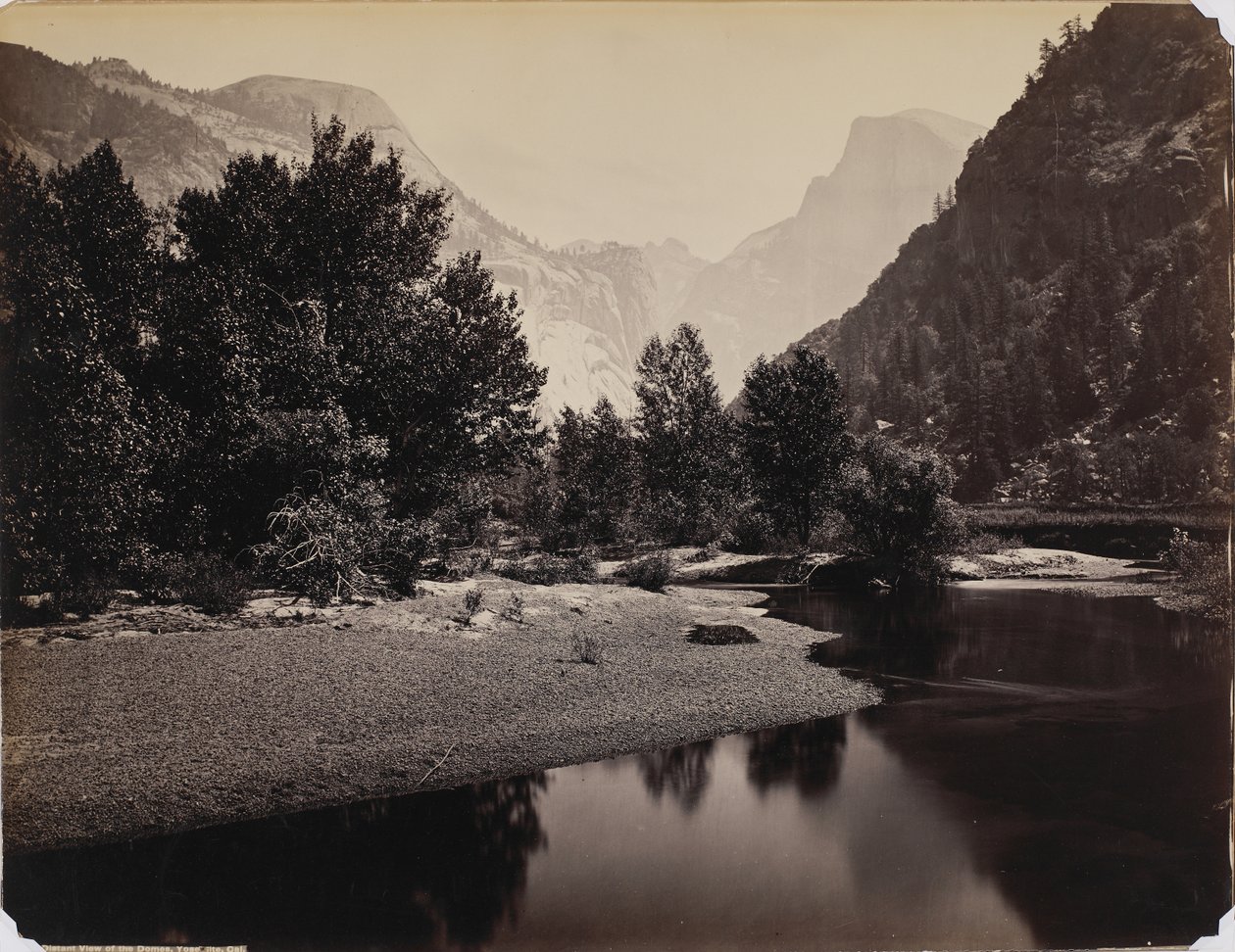 Vzdálený pohled na Domes, Yosemite Valley, Kalifornie, kolem roku 1866 (tisk alba) od Carleton E. Watkins