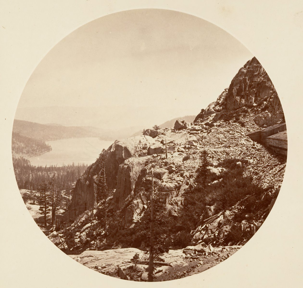 Donnerské jezero. C. P. R. R., ca. 1878. od Carleton Emmons Watkins