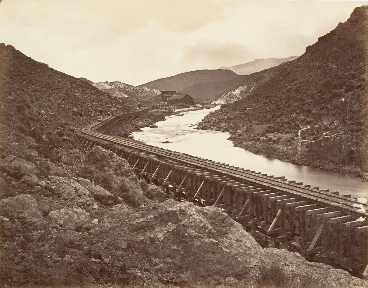 Eureka Quartz Mill and Flume, Nevada, 1875, vytištěno ca. 1876. od Carleton Emmons Watkins