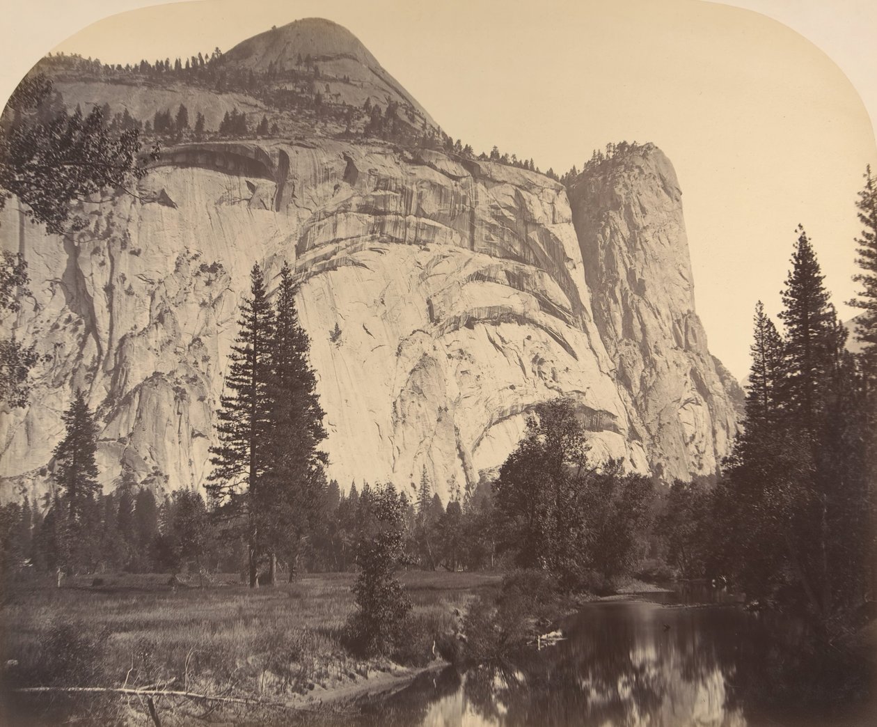 Severní kupole vlevo - Royal Arches - Washingtonův sloup, 1861, Yosemite. od Carleton Emmons Watkins