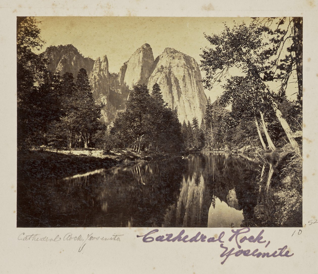 Cathedral Rocks, 2600 stop, Údolí Yosemite, okres Mariposa, Kalifornie (č. 1008) od Carleton Watkins