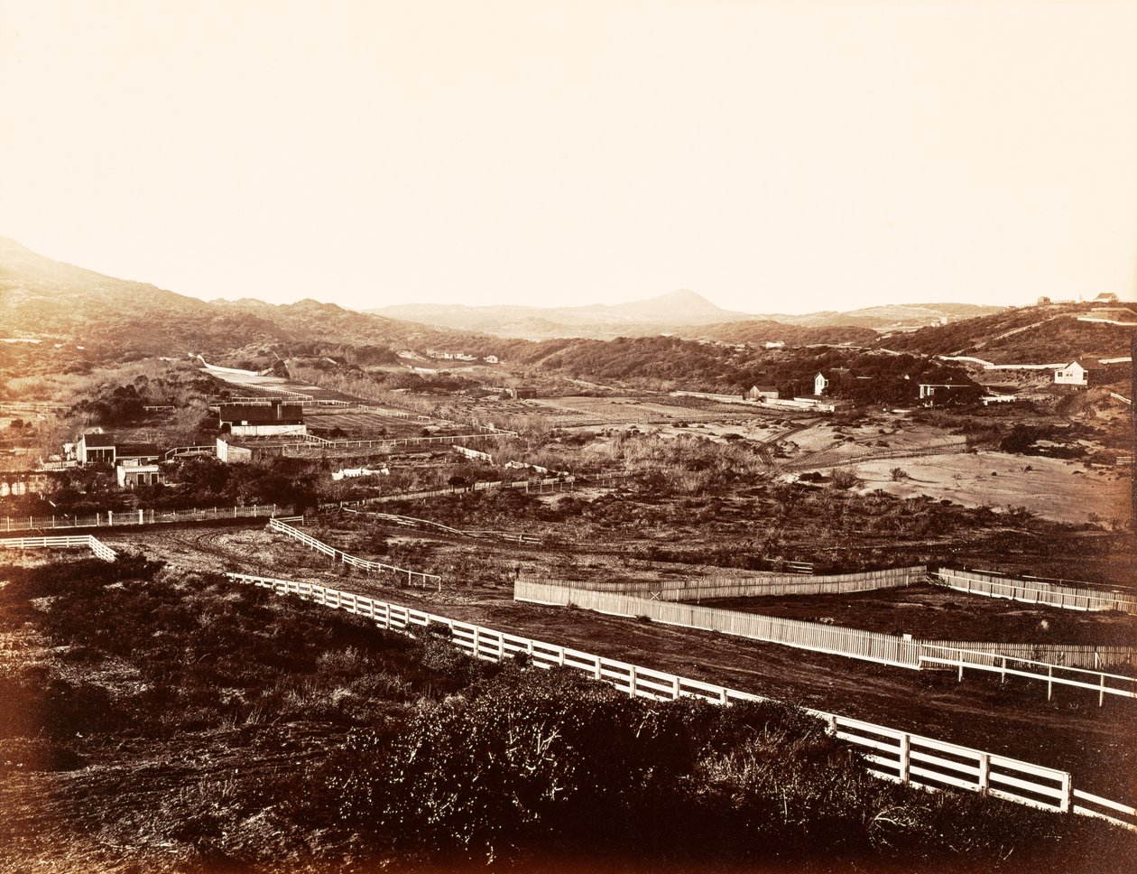 [Osamělá hora, z Azylového domu pro sirotky] od Carleton Watkins