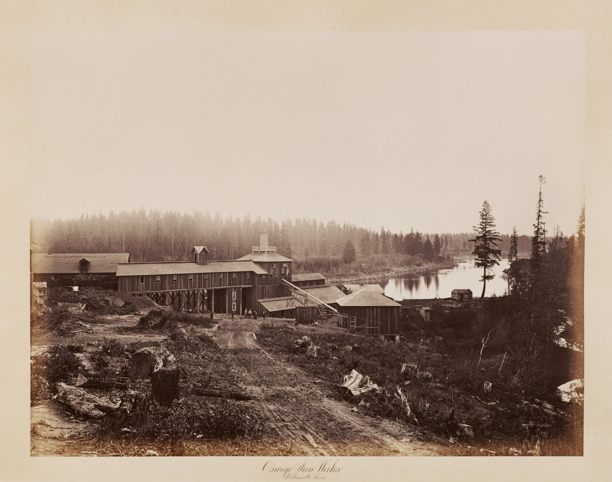 Železárny Oswego, řeka Willamette od Carleton Watkins