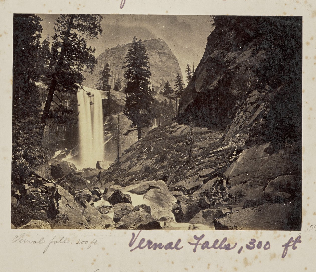 Piwyac - Vernalský vodopád - 300 stop, údolí Yosemite, okres Mariposa, Kalifornie (č. 21) od Carleton Watkins