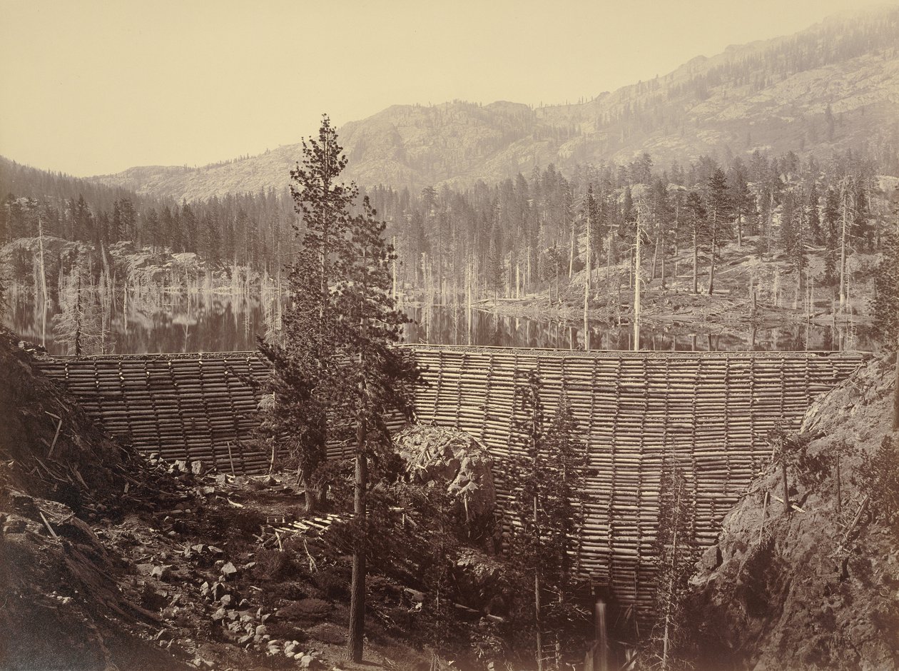 Vodní nádrž Rudyard. Centrální hráz vysoká 114 stop; dřevěná konstrukce a kamenná výplň od Carleton Watkins