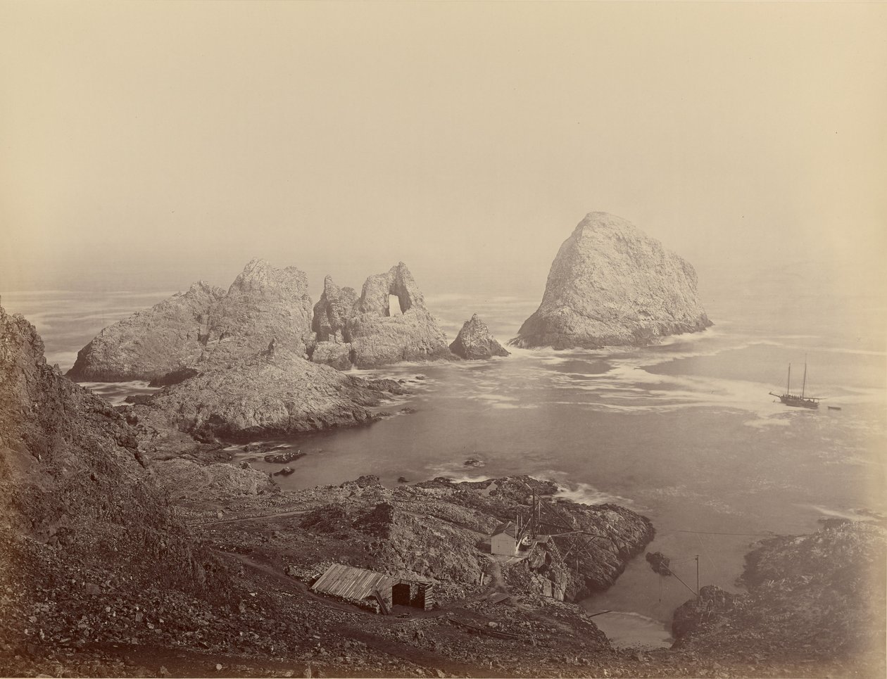 Ostrovy Sugar Loaf a Rybářská zátoka, Farallons od Carleton Watkins