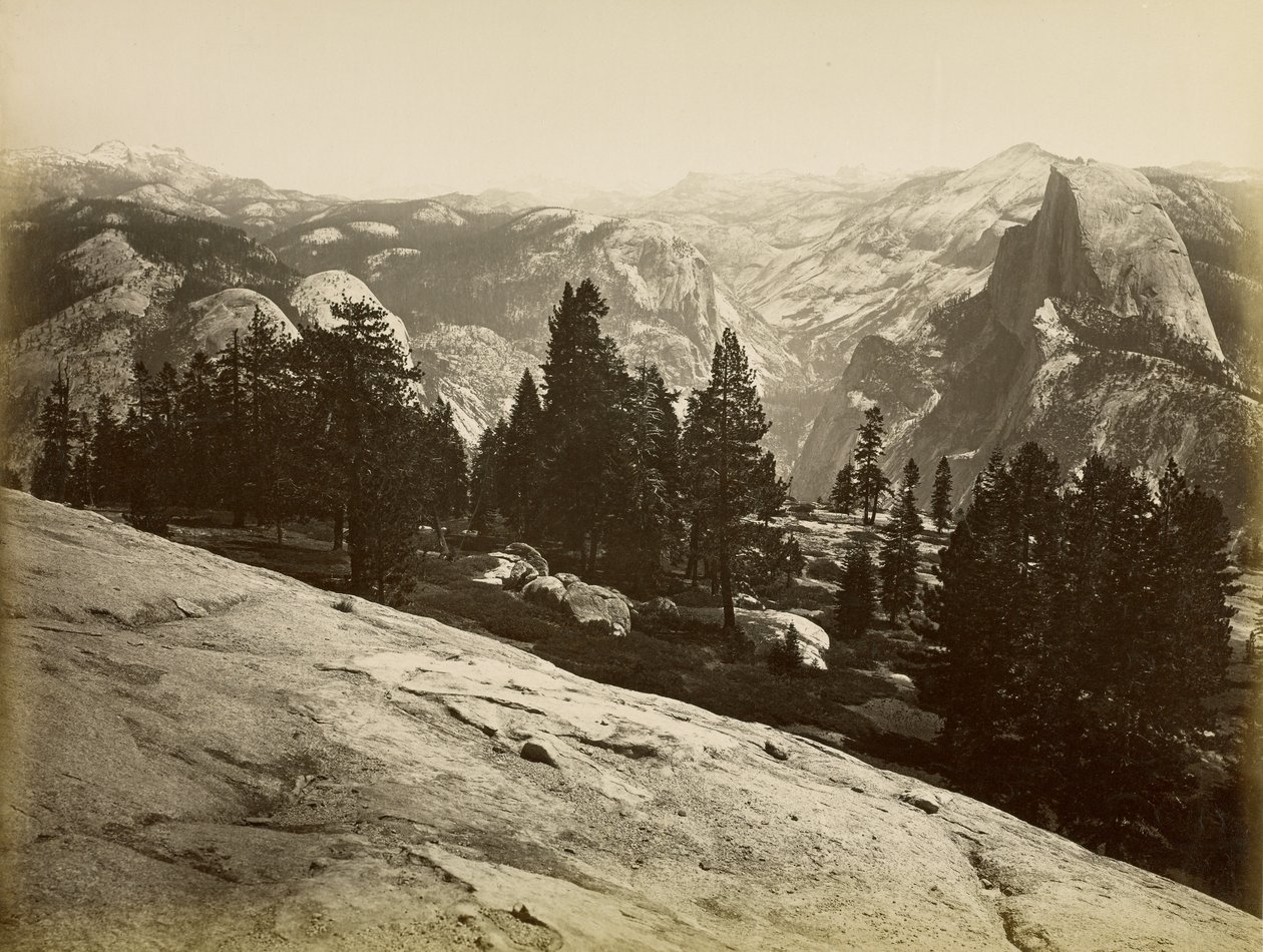 Kupole, ze Sentinel Dome, Yosemite od Carleton Watkins