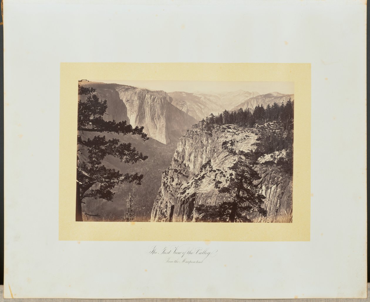 První pohled na údolí z Mariposa Trail od Carleton Watkins