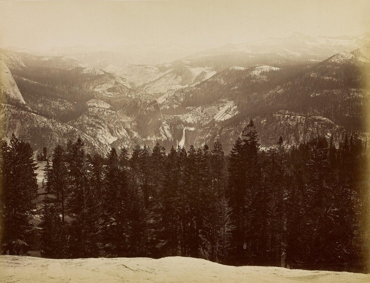 Skupina Lyell a vodopád Nevada ze Sentinel Dome od Carleton Watkins